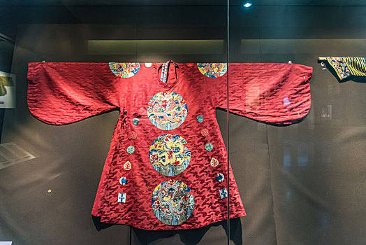 明代文物明红地云纹十二章纹衮服特写