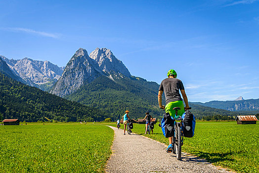 骑车,自行车,旅游,骑,自行车道,山地车,背影,楚格峰,靠近,穿过,阿尔卑斯山,加米施帕藤基兴,上巴伐利亚,巴伐利亚,德国,欧洲