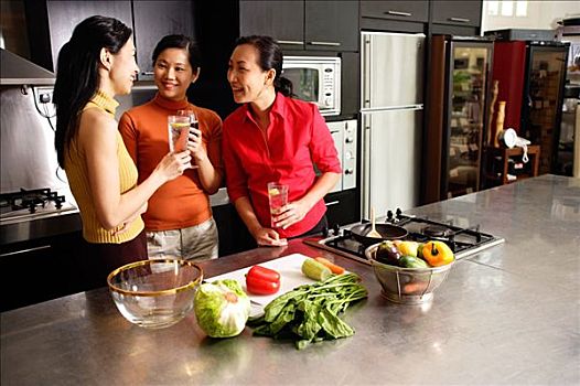 三个女人,厨房,拿着,葡萄酒杯,交谈