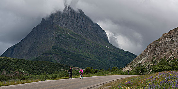两个人,骑,自行车,途中,许多,冰河,冰川国家公园,蒙大拿,美国