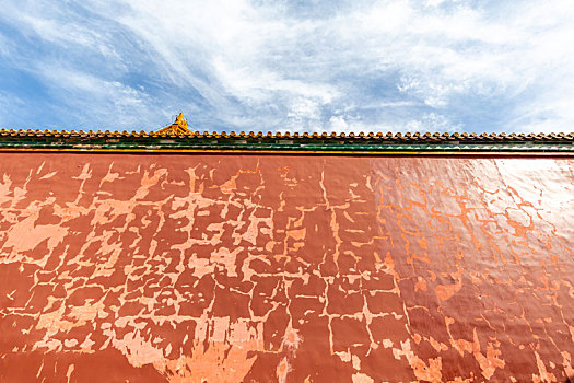 蓝天白云映衬下的北京故宫斑驳的红墙