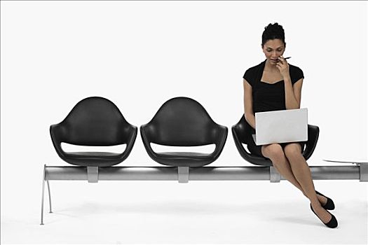 职业女性,坐,长椅,笔记本电脑