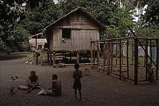 两个男人,坐,户外,高脚屋,男孩,米尔恩湾,巴布亚新几内亚