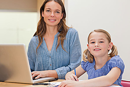 女孩,家庭作业,母亲,笔记本电脑