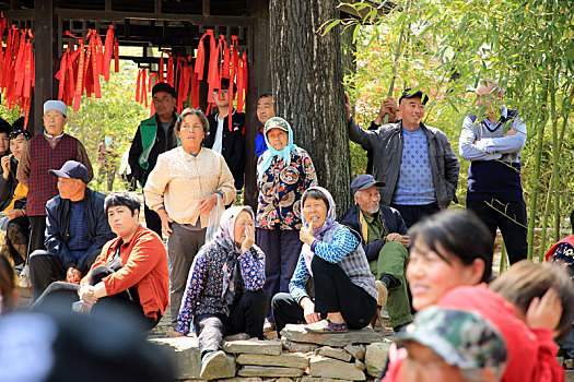 山东省日照市,600年古村落焕发生机,文艺表演引来十里八乡村民围观