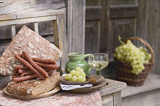 葡萄,面包,香肠,葡萄酒,木制长椅,正面,农舍