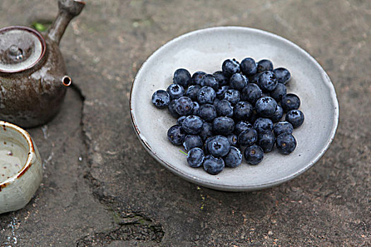 高脚果盘和蓝莓