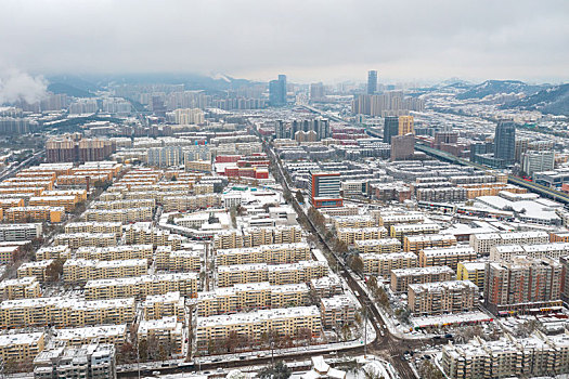 航拍雪后的济南都市风光