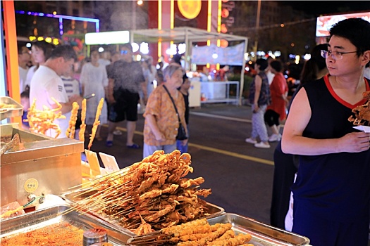 夜市经济刺激旅游消费,数百种美食让游客流连忘返