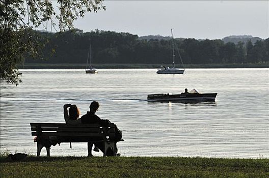 伴侣,放松,公园长椅,女人岛,基姆湖,上巴伐利亚,巴伐利亚,德国,欧洲
