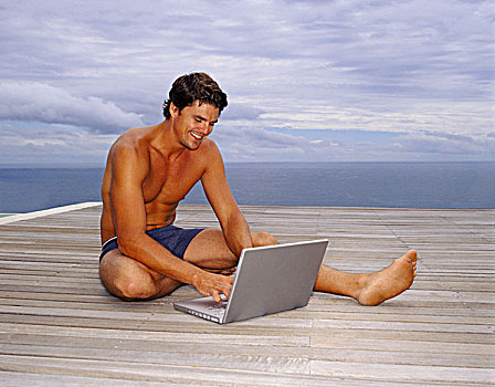 一个,男人,泳裤,坐,平台,海洋,工作,笔记本电脑