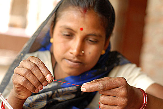 印度,女人,乡村,靠近,马哈拉施特拉邦,旋转,线,使用,自然,染料,彩色,棉线,帮助,群体,产生,布,售出,市场,利润