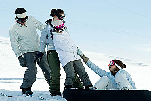 女孩,坐在地上,滑雪板,向上,朋友