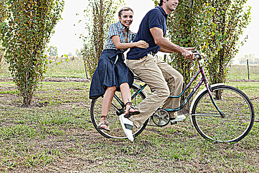 伴侣,享受,自行车,乘,野餐