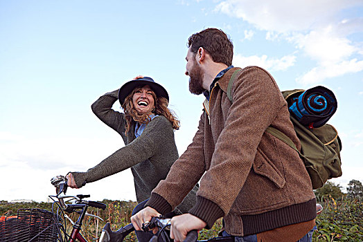 情侣,享受,骑自行车,湿地