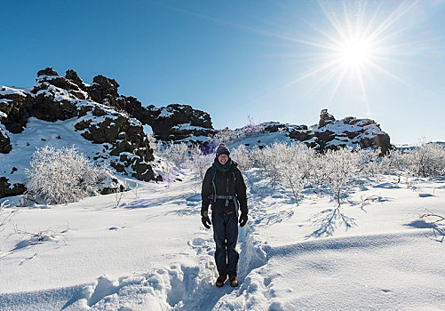 男人,徒步旅行,雪中,阳光,雪景,熔岩原,遮盖,雪,火山地貌,国家公园,米湖,冰岛,欧洲