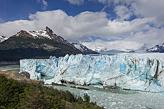 莫雷诺冰川,洛斯格拉希亚雷斯国家公园,阿根廷,南美