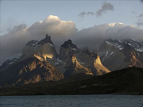 山峦,湖岸,裴赫湖,托雷德裴恩国家公园,巴塔哥尼亚,智利