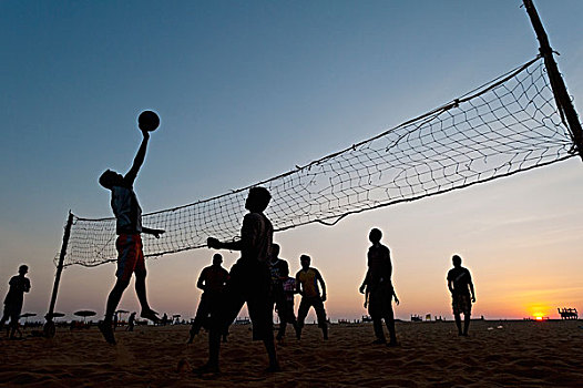 印度,男人,玩,沙滩排球,黄昏,果阿