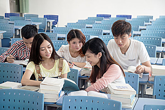 五个大学生在教室学习