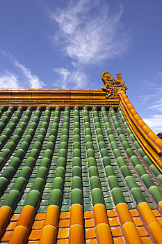 故宫宫殿屋顶上的绿色黄色琉璃瓦与鸱吻