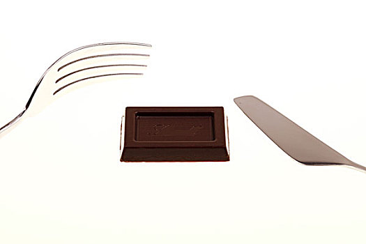刀叉和一个圆形棕色巧克力