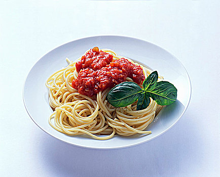 意大利面,番茄酱,罗勒叶