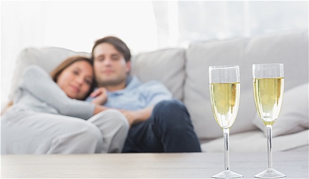 情侣,放松,沙发,笛子,香槟