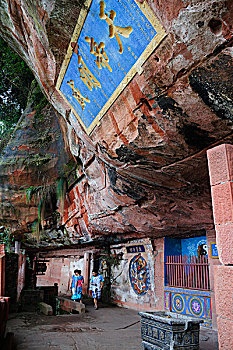 悬崖峭壁上开凿的佛教寺庙,佛像