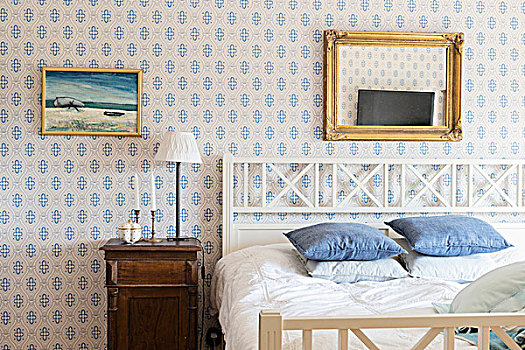 双人床,白色,木质,床头板,乡村,卧室,镜子,白色背景,蓝色,图案,壁纸