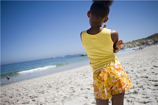 女孩,911事件,黄色,背心,短裤,站立,海滩,看,海洋,后视图,倾斜