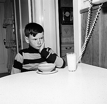 男孩,皱眉,上方,碗,玉米片,牛奶杯