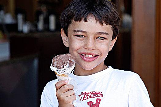 肖像,男孩,拿着,冰淇淋蛋卷,微笑