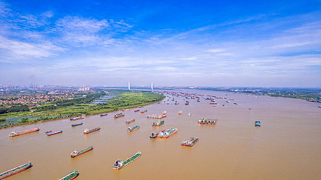 武汉阳逻港附近的运输船