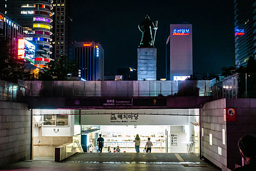韩国首尔地铁光化门站9号出入口夜景