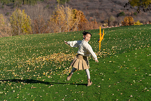 快乐的女孩在草地上玩耍