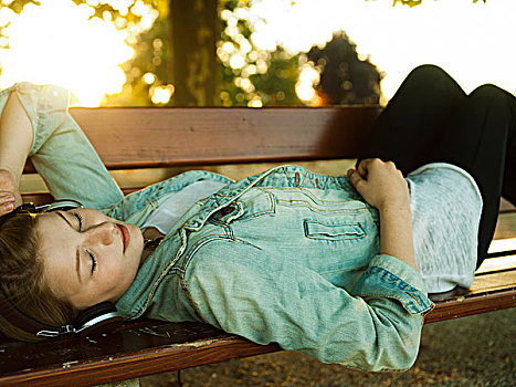 美女,躺着,公园长椅,听歌,耳机,巴登符腾堡,德国