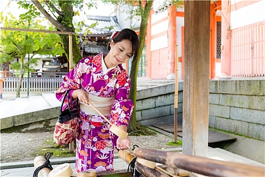 日本人,女人,水,竹子,长柄勺