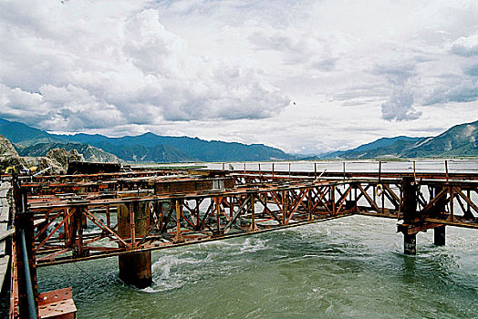 青藏铁路建设大桥