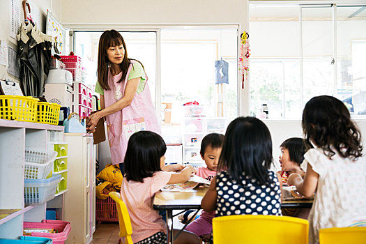 美女,教师,一群孩子,日本人,学龄前,坐,桌子
