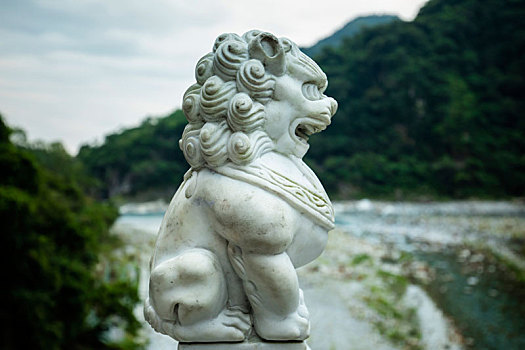 台湾花莲太鲁阁砂卡礑步道桥墩上的石狮子