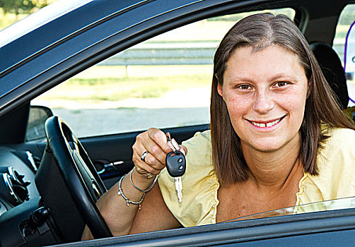 司机,女人,微笑,展示,新车,钥匙