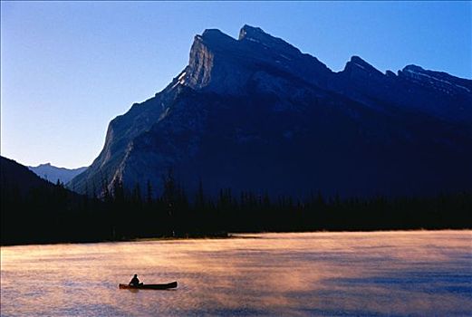 独木舟,日落,朱红色,湖,班芙国家公园,艾伯塔省,加拿大