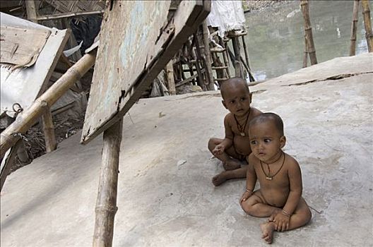 婴儿,坐,碎石,老,小屋,贫民窟,后面,下水道,气体,加尔各答,西孟加拉,印度
