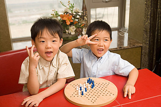 正在玩跳棋的小孩