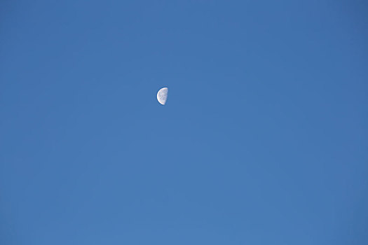 蓝色天空中的半月