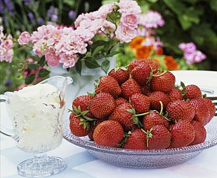 新鲜,草莓,泡沫奶油,花园桌