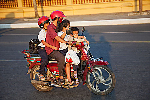 柬埔寨,金边,女人,孩子,摩托车