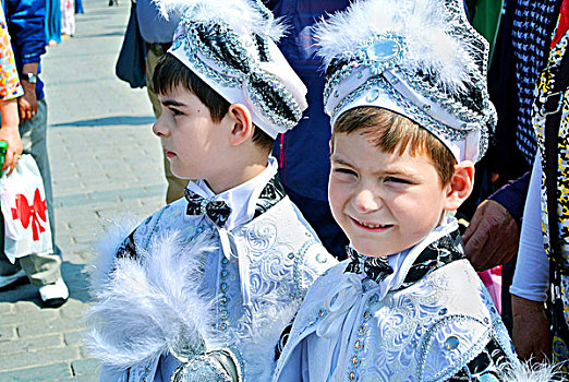 身着传统服装的土耳其儿童