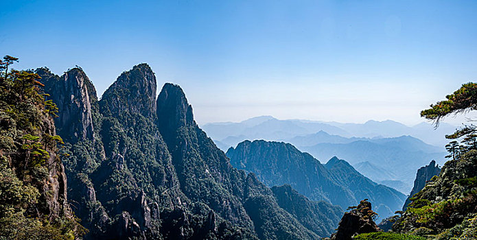 江西上饶三清山西海岸群山